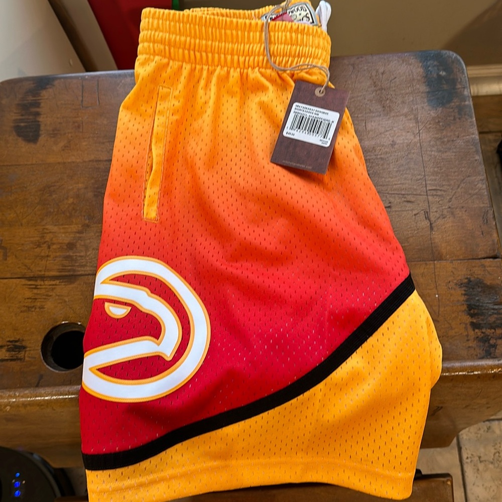 Mitchell and Ness NBA Fadeaway Swingman Shorts Hawks 1986